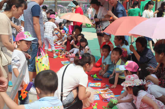 小天使幼儿园2015年首届大型六一跳蚤市场
